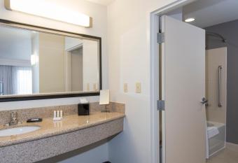 Courtyard by Marriott San Antonio North/Stone Oak at Legacy has rooms with a private hot tub