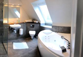 Hotel H  jslev Kro has rooms with a private hot tub