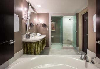 Mansion on Forsyth Park has rooms with a private hot tub