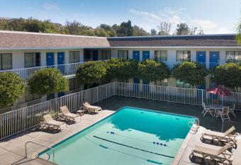Motel 6 Temecula Historic Old Town allows 18 year olds to book a room