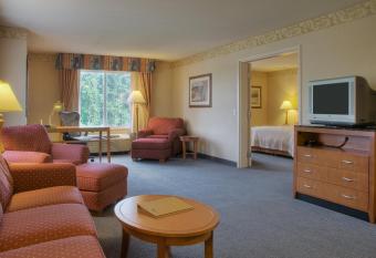 Hilton Garden Inn Dubuque Downtown has rooms with a private hot tub