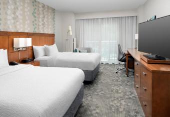 Courtyard by Marriott Ocean City Oceanfront has rooms with a private hot tub