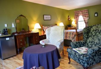 Auberge Wild Rose Inn has rooms with a private hot tub