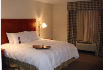 Hampton Inn Coldwater has rooms with a private hot tub