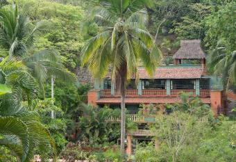 Villa Iguana Verde allows 18 year olds to book a room