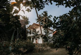 Hiru Villa Tangalle has Balcony rooms