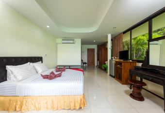 Baan Karon Hill Phuket Resort has Balcony rooms