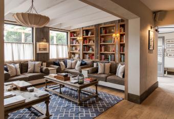 The Gallivant has Balcony rooms