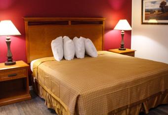 Budget Inn Ontario has rooms with a private hot tub