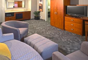 Courtyard by Marriott Hamilton has rooms with a private hot tub