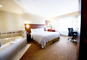 Courtyard by Marriott Mississauga-Airport Corporate Centre West has Balcony rooms