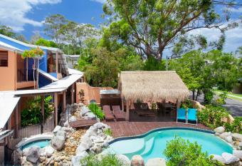 L Auberge Noosa has rooms with a private hot tub