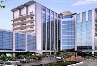 SkyCity Hotel Gurgaon has rooms with a private hot tub