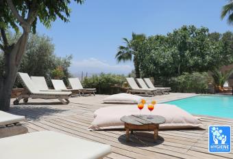 Le Petit H  tel du Flouka has Balcony rooms