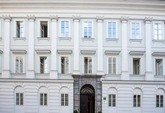 Antiq Palace - Historic Hotels of Europe allows 18 year olds to book a room