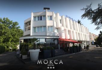 Le Mokca allows 18 year olds to book a room