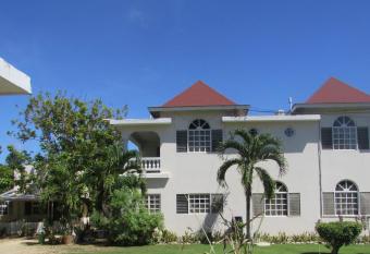 Nelsons Retreat allows 18 year olds to book a room