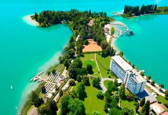Parkhotel P  rtschach - Das Hotelresort mit Insellage am W  rthersee has Balcony rooms