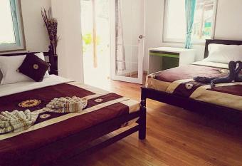 Koh Ngai Seafood has Balcony rooms