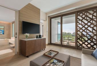 Crimson Resort and Spa Boracay has rooms with a private hot tub