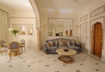 Buena Vista Luxury Garden Spa Resort has rooms with a private hot tub