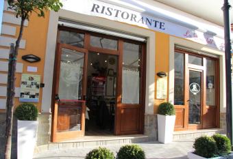 La Dea dell Abbondanza allows 18 year olds to book a room