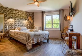 Hotel-Restaurant Le Sorgia allows 18 year olds to book a room