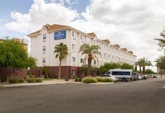 Microtel Inn and Suites by Wyndham Ciudad Juarez, US Consulate allows 18 year olds to book a room