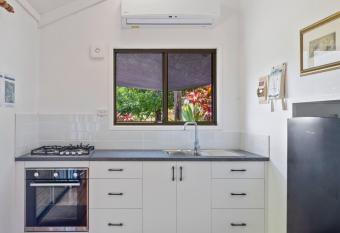 Alstonville Country Cottages has Balcony rooms