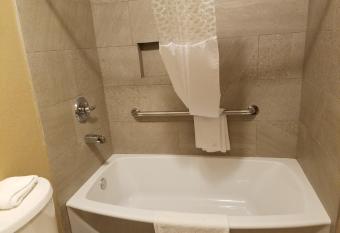 Budget Inn has rooms with a private hot tub