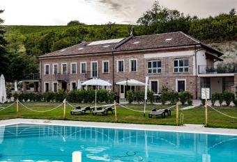 Cascina Vecchia has Balcony rooms