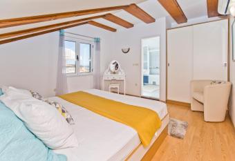 Apartmani Marinka Viskovic allows 18 year olds to book a room