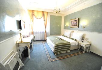 Queen s Astoria Design Hotel allows 18 year olds to book a room