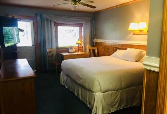 Kennebunkport Motor Lodge has Balcony rooms