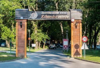 Tourist Resort Ribarsko Ostrvo allows 18 year olds to book a room