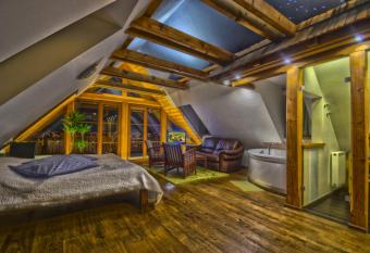 Hotel Leyla has rooms with a private hot tub