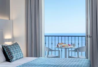 Lloyd s Baia Hotel has rooms with a private hot tub