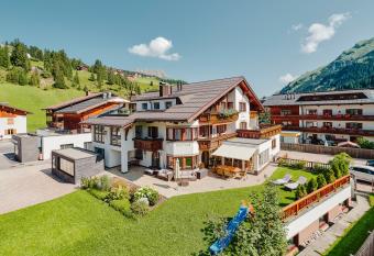 Hotel Garni Sursilva has Balcony rooms