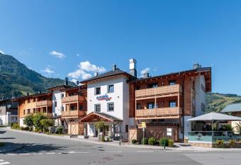 AvenidA Mountain Resort by Alpin Rentals has Balcony rooms