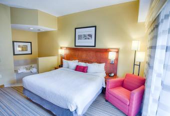 Courtyard by Marriott Fargo Moorhead, MN has rooms with a private hot tub