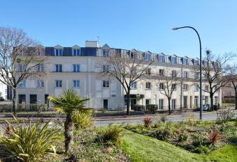 B&B HOTEL Saint-Maur Cr  teil allows 18 year olds to book a room