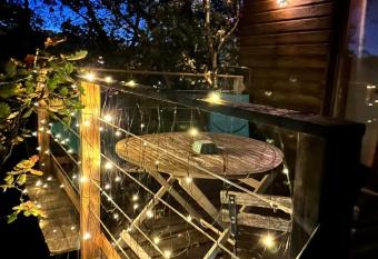 La cabane des amoureux allows 18 year olds to book a room