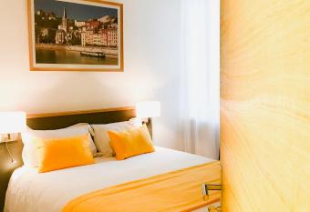 Les Annexes de l H  tel T  te d Or allows 18 year olds to book a room