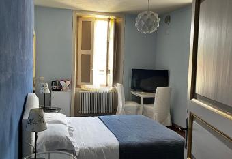 RL - Boutique Suites & Apartments has rooms with a private hot tub