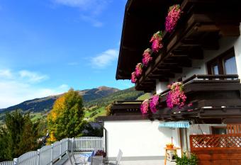 Pension Vier Jahreszeiten has Balcony rooms