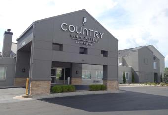 Country Inn & Suites by Radisson, Wichita East, KS has rooms with a private hot tub