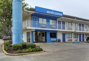 Motel 6-Port Allen, La - Baton Rouge allows 18 year olds to book a room