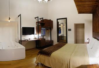 Duomo Luxury Suites has rooms with a private hot tub