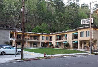The Happy Hollow has Balcony rooms
