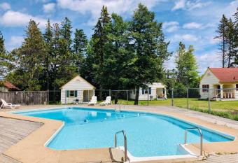 Green Gables Bungalow Court has Balcony rooms